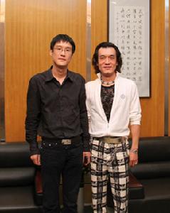 與央視著名主持人李詠合影