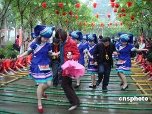 “中國壯鄉”廣西武鳴縣三月三歌圩的壯族竹竿舞