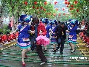 “中國壯鄉”廣西武鳴縣三月三歌圩的壯族竹竿舞