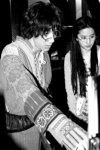 在《戀愛通告》片場，擔任導演兼主演的王力宏忙裡忙外，並不忘給女主角劉亦菲講戲