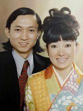 年輕時的鳩山由紀夫與妻子鳩山幸的合影