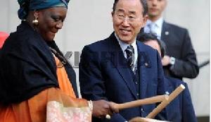 聯合國秘書長潘基文（右）和喀麥隆文化部長阿瑪·圖圖·穆納在活動儀式上共同敲響木鼓。