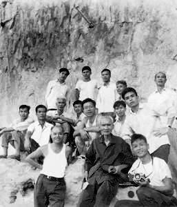 1978年7月黃現璠（第1排中間穿黑衣者）帶領助手赴廣西憑祥、崇左、龍州、寧明等縣考察時在寧明花山壁畫前與當地學者合影