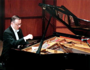 1999 年11月5日，義大利著名鋼琴家米蓋拉·康巴內拉獨奏音樂會在上海音樂廳舉行。