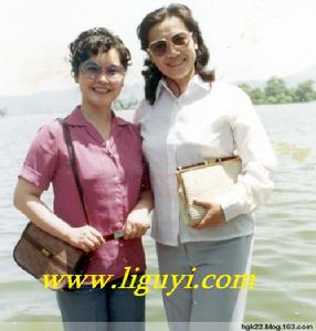 朱逢博與李谷一合影