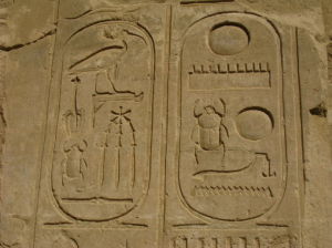 埃及卡耐克神廟的蜣螂崇拜雕刻