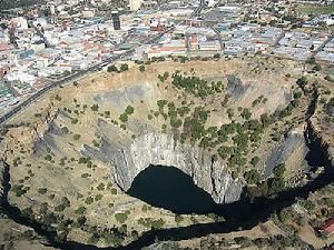 南非金伯利鑽石礦坑