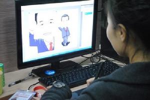 石霽在電腦前作畫