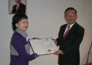 韓國駐廣州總領事館總領事Kim Jang-hwan(右)18日給《韓流嘆奇》作者賴寄丹頒發了表彰獎。