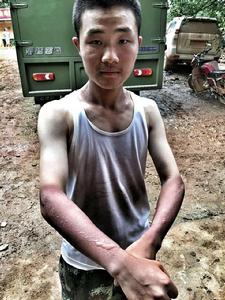 太陽的勳章[趙洪虎抗洪作品]