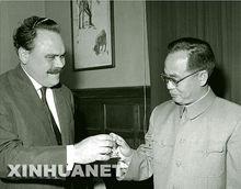 1963年吳冷西與英國路透社總裁傑勒爾德·朗