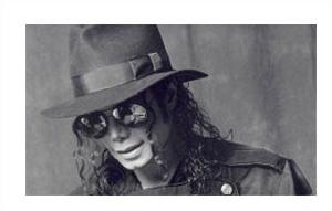 爵士帽就是他的王牌幾乎傑克遜每次演唱會和活動，都會看到爵士帽的身影，形影不離。傑克遜的“戀帽癖”總人皆知，這陣鏇風同樣影響這現在的人們，模仿傑克遜，爵士帽必不可少