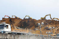 動員50多輛掘土機開挖搶救