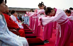 參加成童禮儀式的孩子們向家長行禮答謝