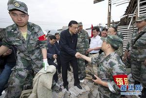 李克強總理在雅安地震現場