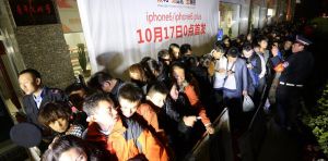 各地蘋果專賣店前已經排起採購長龍