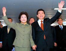 2002年12月盧武鉉與權良淑慶祝總統選舉獲勝