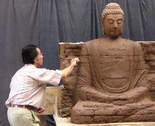 苗新田在製作蒙山大佛造型修復雕塑設計稿