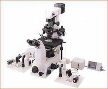 一台高端的顯微鏡,及其配件.