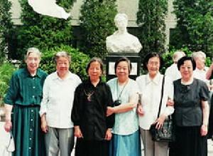 張潔�(右一)王光美(左一)與校友合影