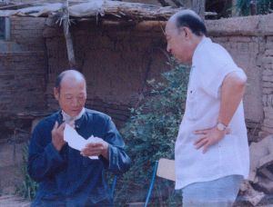 總醫院大夫到村民家中跟蹤隨訪術後患者。曹亞非攝於1990年。