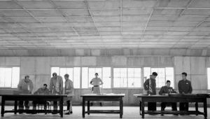 朝方代表團首席代表南日大將（右側）與美方代表團首席代表哈利遜中將（左側）在《朝鮮停戰協定》及其附屬檔案和臨時補充協定上正式簽字