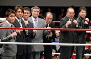 主創在拳擊台上合影