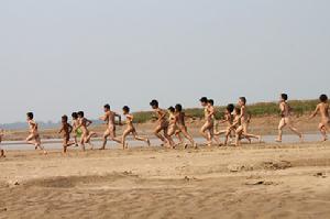 27個孩子黃河灘裸奔，要捐孤老院。