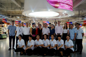 寧波保稅區進口商品西安直銷中心店內合影