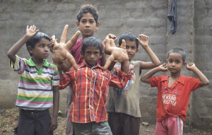 印度男孩患“巨手症” 手比頭大 每隻重8公斤
