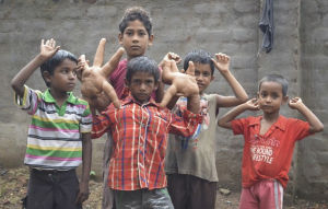 印度男孩患“巨手症” 手比頭大 每隻重8公斤