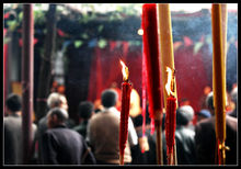 財神廟會上民眾上香祈福