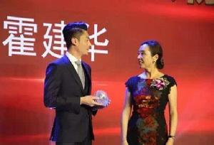 嚴歌苓（右）為霍建華頒獎