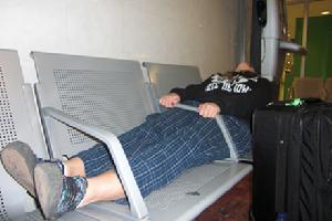 就這樣睡在機場