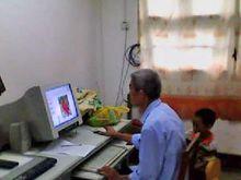 橋頭集鎮農民在家上網