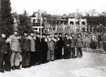 1951年山東大學與華東大學合校成功慶祝大會主席團合影