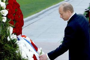 （圖）普京向位於莫斯科克里姆林宮旁的無名烈士墓敬獻花圈