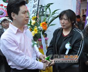 利川市市委副書記慰問覃興旺的妻子