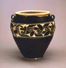 黑釉剔卷草紋罐