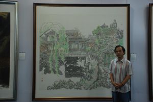 張耀明在其作品前