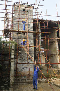 工人正在修繕黃紹竑故居的炮樓