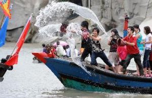 潑水鬧端午 潑水鬧端午