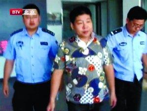 李鶴彪被公安部門帶走的鏡頭