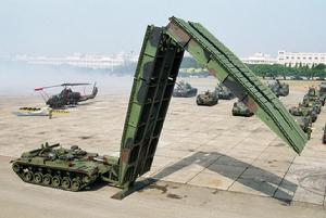 裝甲架橋車 裝甲架橋車