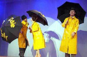 由美國美高梅公司發行的音樂劇《雨中曲》於2004年10月1日在香港上演。