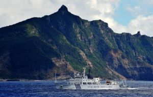 中國海監船駛進釣魚島領海，並貼島航行