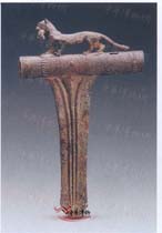 西漢滇國豹銜鼠穿銎銅戈