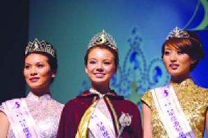 “2010年度悉尼華裔小姐競選”冠軍劉欣欣(中)、亞軍何焯文(左)、季軍魏然。