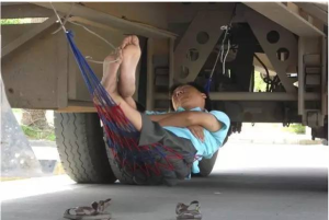 網兜往車底下一掛就是吊床！