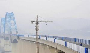 宜萬鐵路宜昌長江大橋的環保隔音牆已經安裝完成（11月21日攝）。